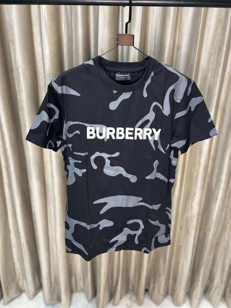 BURBERRY BLACK ROUND NECK TSHIRT WITH A CAMOUFLAGE PATTERN IN BLACK