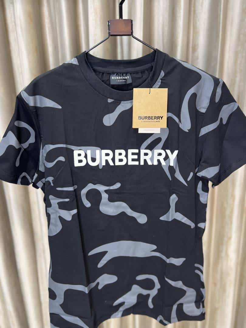 BURBERRY BLACK ROUND NECK TSHIRT WITH A CAMOUFLAGE PATTERN IN BLACK