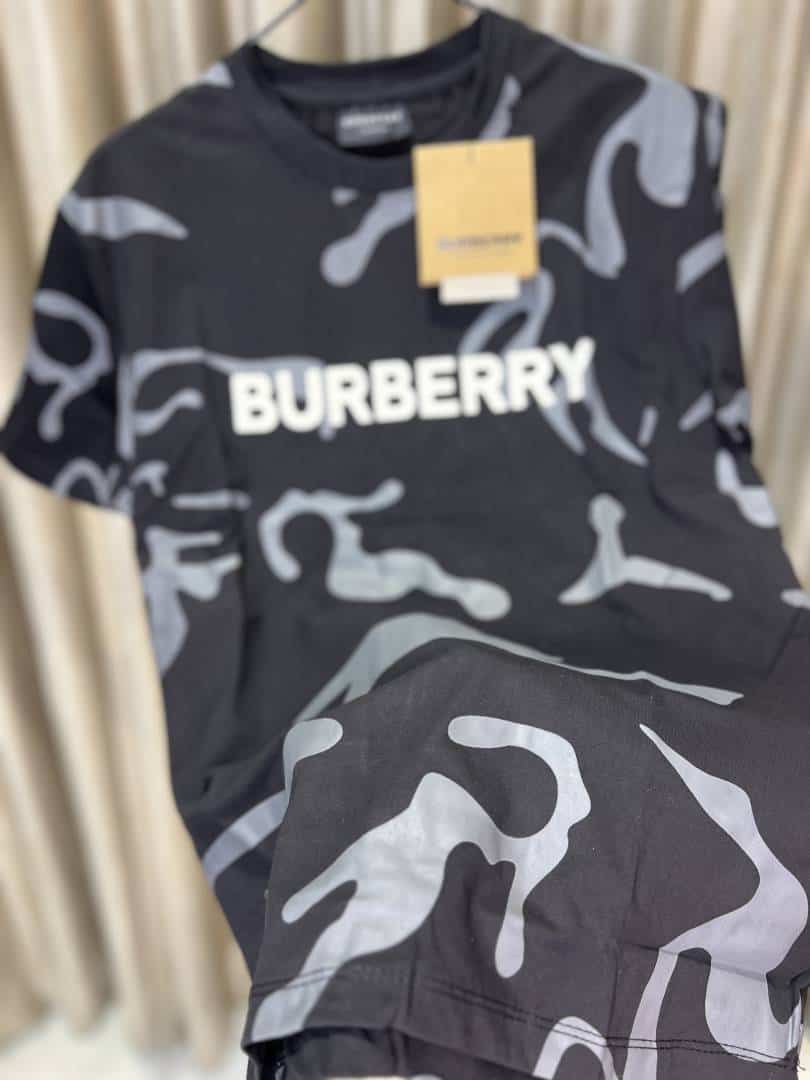 BURBERRY BLACK ROUND NECK TSHIRT WITH A CAMOUFLAGE PATTERN IN BLACK