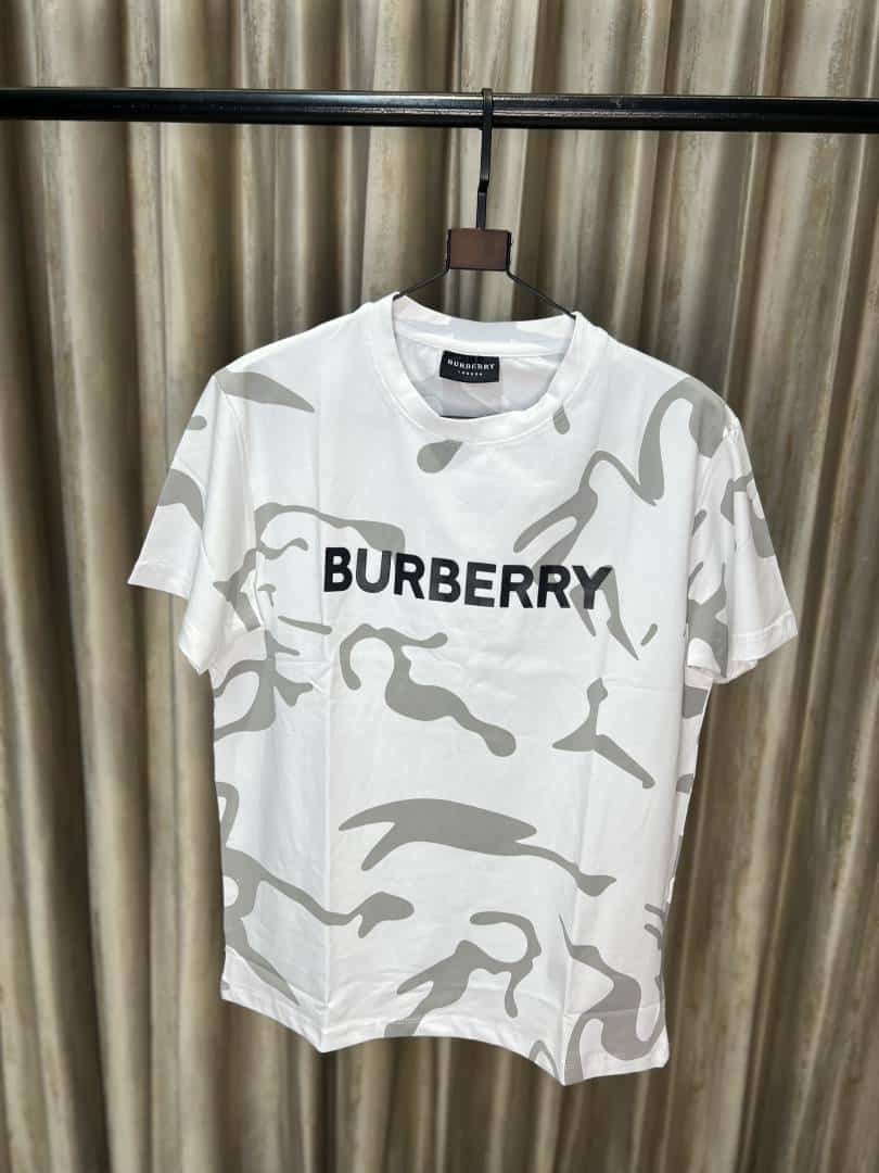 BURBERR_Y WHITE ROUND NECK TSHIRT WITH A CAMOUFLAGE PATTERN IN BLACK & GREY