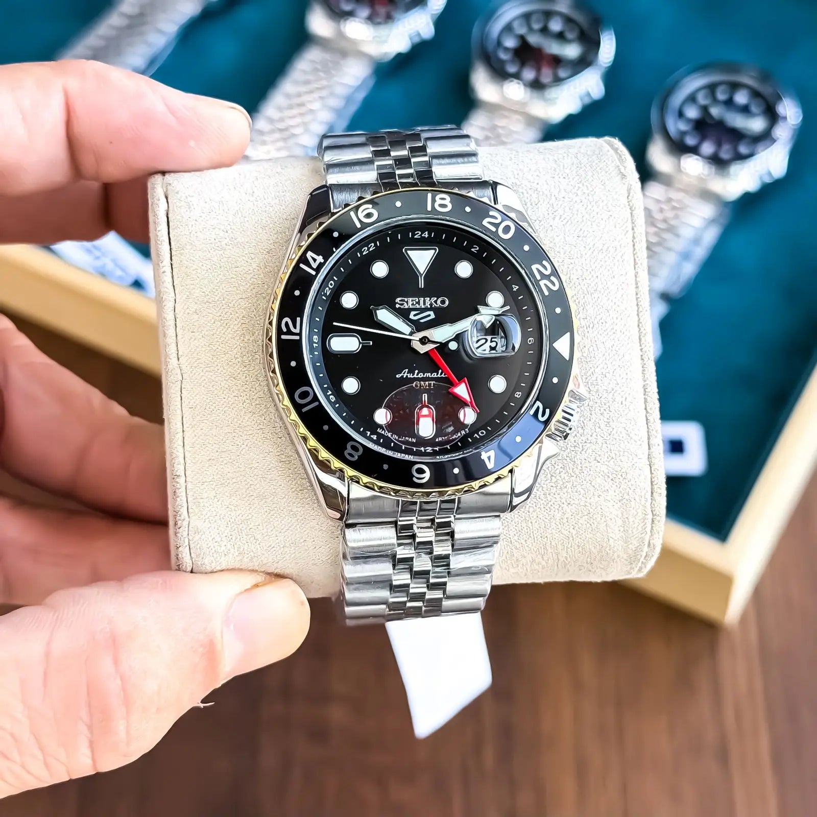 SEIKO_GMT_SILVER_GOLD_BLACK