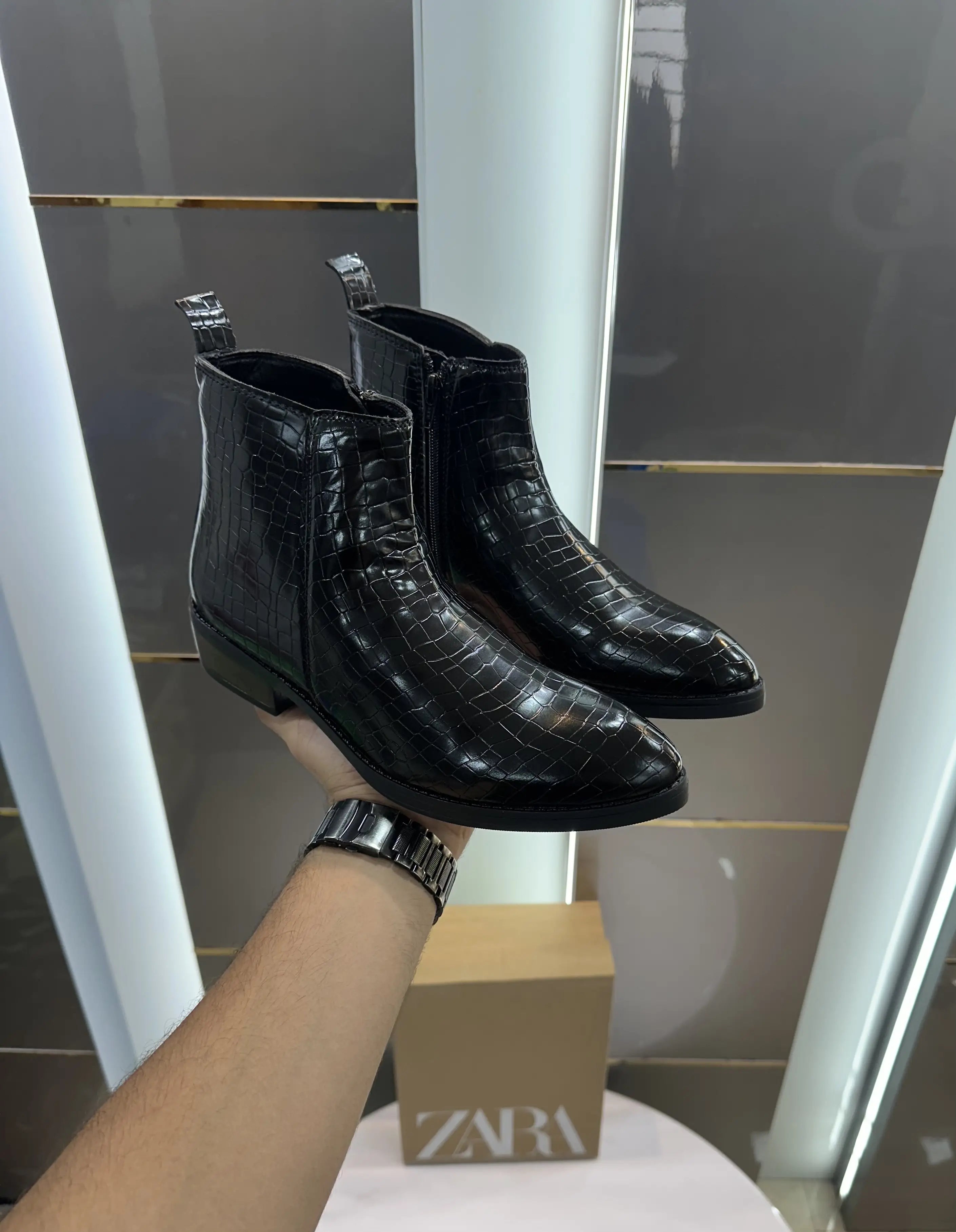 Zara_Chelsea Round Toe Black Boots